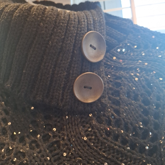 Elegant Black Knit Poncho with Fringe - Picture 3 of 3